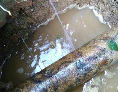 威信楼顶渗水维修公司分享下地暖漏水的原因及检测方法。